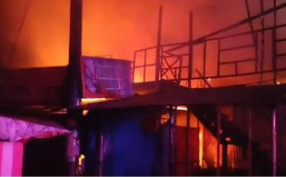 নীলা মার্কেটে ভয়াবহ অগ্নিকাণ্ডে ৫ দোকান পুড়ে ছাই