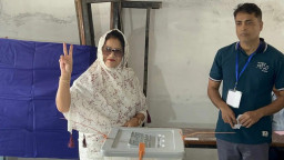 ঢাকা-৬-এর ভোটকেন্দ্রে চোখে পড়ল এক মায়ের অদম্য আশা!