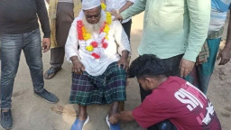 ১৭ বছর পর জুতা পরলেন সুরুজ পাঠান—পেছনের গল্প চমকপ্রদ