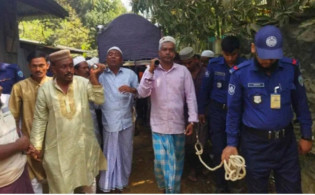 হাতকড়া পরা অবস্থায় মায়ের জানাজায় দুই ভাই