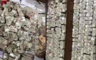 ঘুষ নিতে গিয়ে ধরা, বাসায় মিলল আলমারি ভর্তি টাকা!