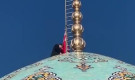 এবার মসজিদের মিনারে লাল পতাকা বাঁধল ইরান
