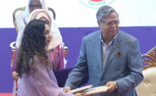 খালেদা জিয়ার কৃতিত্বের স্বীকৃতি নাতনির হাতে!