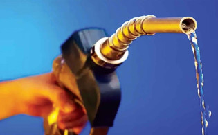 হঠাৎ করেই কমে গেল জ্বালানি তেলের দাম