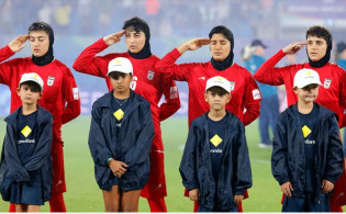 ‘ইরানের নারী ফুটবলাররা সত্যিকারের বীর’