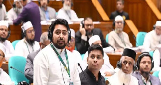 সরকারকে ইঙ্গিত করে মধ্যরাতে ফেসবুকে নাহিদের পোস্ট