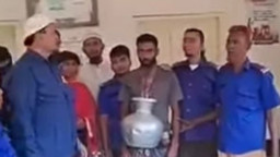 মাকে মারধরের অভিযোগে প্রকাশ্যে শাস্তি পেল ছেলে