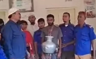 মাকে মারধরের অভিযোগে প্রকাশ্যে শাস্তি পেল ছেলে