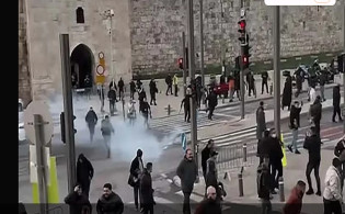 ঈদের দিনে আল-আকসায় হামলা, মুসল্লিদের ওপর টিয়ারশেল