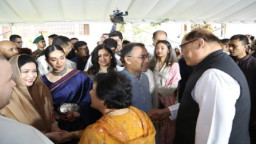 প্রধানমন্ত্রীর সঙ্গে ঈদের শুভেচ্ছা বিনিময় জনতার