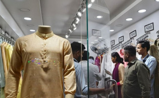 হাসনাত আব্দুল্লাহর হস্তক্ষেপে পুনরায় খুলছে নবীন ফ্যাশন