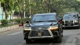 প্রধানমন্ত্রীর গাড়িতে প্রথমবারের মতো জাতীয় পতাকা