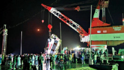 চালক নাকি হেলপার? বাসডুবির রহস্যে নতুন মোড়