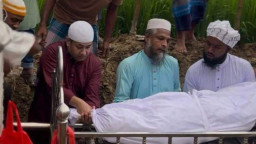 পদের গণ্ডি ছাড়িয়ে মানুষের পাশে দাঁড়ালেন প্রতিমন্ত্রী