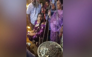 দাঁড়িপাল্লায় মাপা হলো নাতনি আর কয়েনের ওজন