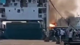 এবার মাঝনদীতে ফেরিতে আগুন