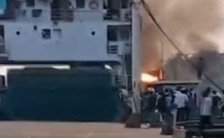 এবার মাঝনদীতে ফেরিতে আগুন