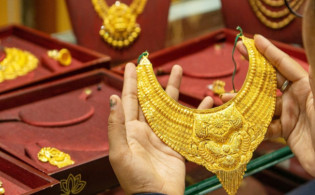 দামের ধাক্কা সামলে ফের স্বর্ণ বাজারে ক্রেতাদের ভিড়