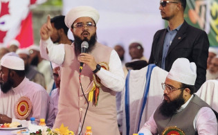 জুতা বদল কাণ্ডে ভাইরাল এমপি হানজালা