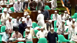 সংসদে ওয়াকআউট করে বার্তা দিল বিরোধী দল