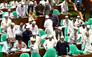 সংসদে ওয়াকআউট করে বার্তা দিল বিরোধী দল