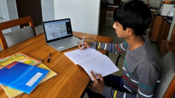 অনলাইন ক্লাস নিয়ে ক্ষোভে ফুঁসছে অভিভাবকরা—দিলেন ৪ চমকপ্রদ প্রস্তাব