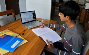 অনলাইন ক্লাস নিয়ে ক্ষোভে ফুঁসছে অভিভাবকরা—দিলেন ৪ চমকপ্রদ প্রস্তাব