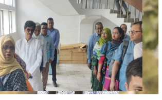 সচিবালয়ে লিফটের লাইনে দাঁড়িয়ে দৃষ্টান্ত স্থাপন করলেন মন্ত্রী