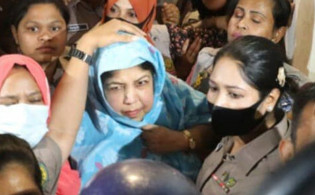 আদালতের ভিড় ও হুড়োহুড়িতে সাবেক স্পিকারের বিপদ