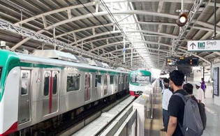 বেলুন আটকে বন্ধ হলো মেট্রো রেল!