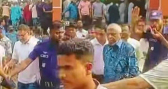 শেষ পর্যন্ত ক্ষুব্ধ হয়ে অনুষ্ঠান ছেড়ে চলে গেলেন মন্ত্রী