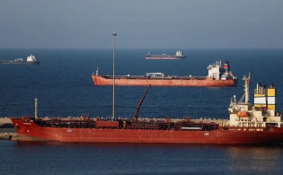 মার্কিন অবরোধ ভেঙে হরমুজ পার চীনা জাহাজের