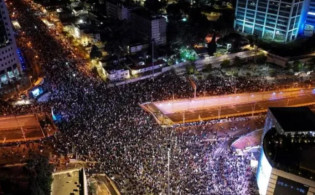 নেতানিয়াহুর বিরুদ্ধে রাস্তায় নেমে এলো হাজারো ইসরায়েলি