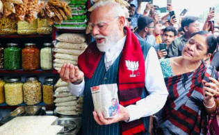 ঝালমুড়ি খেয়েই কটাক্ষ, নিজেই ব্যাখ্যা দিলেন মোদি