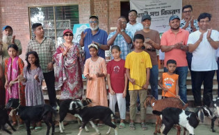 স্কুলপড়ুয়া শিক্ষার্থীদের উদ্যোক্তা বানাতে ছাগল বিতরণ