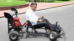 গাড়িটি বানিয়েছে কলেজছাত্র, চালালেন প্রধানমন্ত্রী!