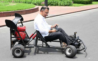 গাড়িটি বানিয়েছে কলেজছাত্র, চালালেন প্রধানমন্ত্রী!