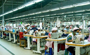 পোশাক খাতে বড় ধস: ৪০০ কারখানা বন্ধ, ঝুঁকিতে বহু প্রতিষ্ঠান