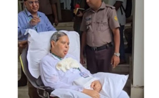 হুইলচেয়ারে নজর কাড়ল দীপু মনির স্বামীর আগমন 