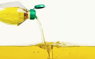 হঠাৎ বেড়ে গেল সয়াবিন তেলের দাম!