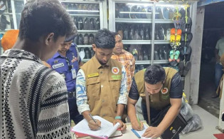 সন্ধ্যা ৬টার পর দোকান খোলা রাখায় ৩ প্রতিষ্ঠানকে জরিমানা
