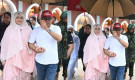 বৃষ্টিতে স্ত্রীর জন্য ছাতা—প্রধানমন্ত্রীর মানবিক মুহূর্ত ভাইরাল