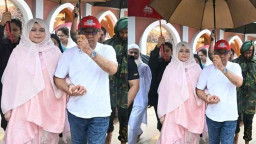 বৃষ্টিতে স্ত্রীর জন্য ছাতা—প্রধানমন্ত্রীর মানবিক মুহূর্ত ভাইরাল