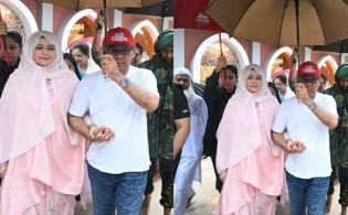 বৃষ্টিতে স্ত্রীর জন্য ছাতা—প্রধানমন্ত্রীর মানবিক মুহূর্ত ভাইরাল