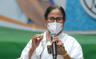 মমতার প্রোফাইল আপডেট ঘিরে রাজনৈতিক আলোচনার ঝড়