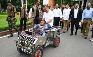 প্রতিবন্ধী বানাল ব্রেইন-কন্ট্রোল গাড়ি, তাতে চড়লেন প্রধানমন্ত্রী!