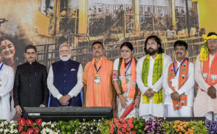 মুখ্যমন্ত্রী শুভেন্দুর সঙ্গে শপথ নিলেন পাঁচ মন্ত্রী
