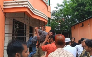 চুরি করতে গিয়ে ‘ফাঁদে’ চোর, ভিডিও দেখে হাসছে নেটদুনিয়া