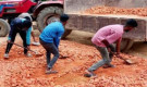 যে কারণে হঠাৎ সড়কের কাজ বন্ধ করে দিল এলাকাবাসী