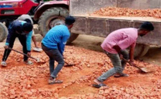 যে কারণে হঠাৎ সড়কের কাজ বন্ধ করে দিল এলাকাবাসী